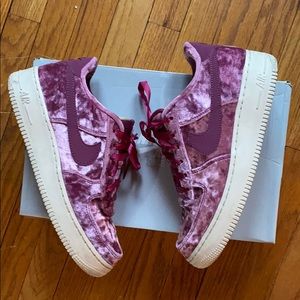 Nike Air Force 1 LV8 tea berry velvet